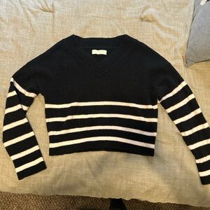 Abercrombie & Fitch Black and White V-Neck Sweater
